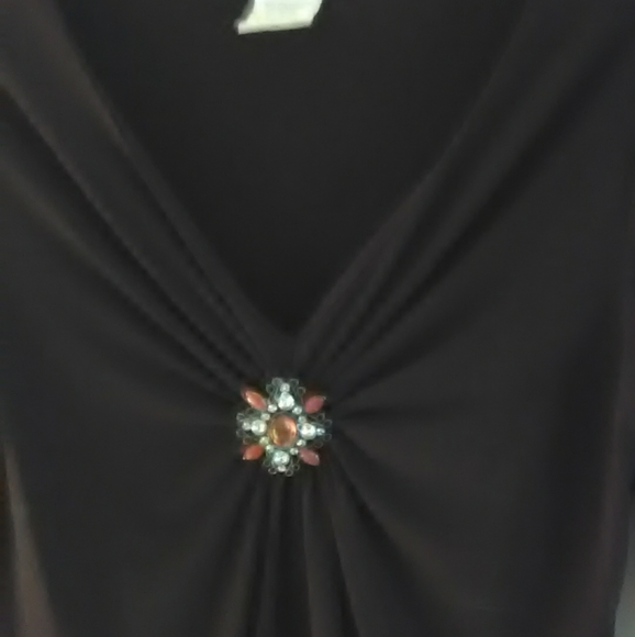 Chocolate brown v-neck pleated 3/4 sleeve shirt - Picture 2 of 2